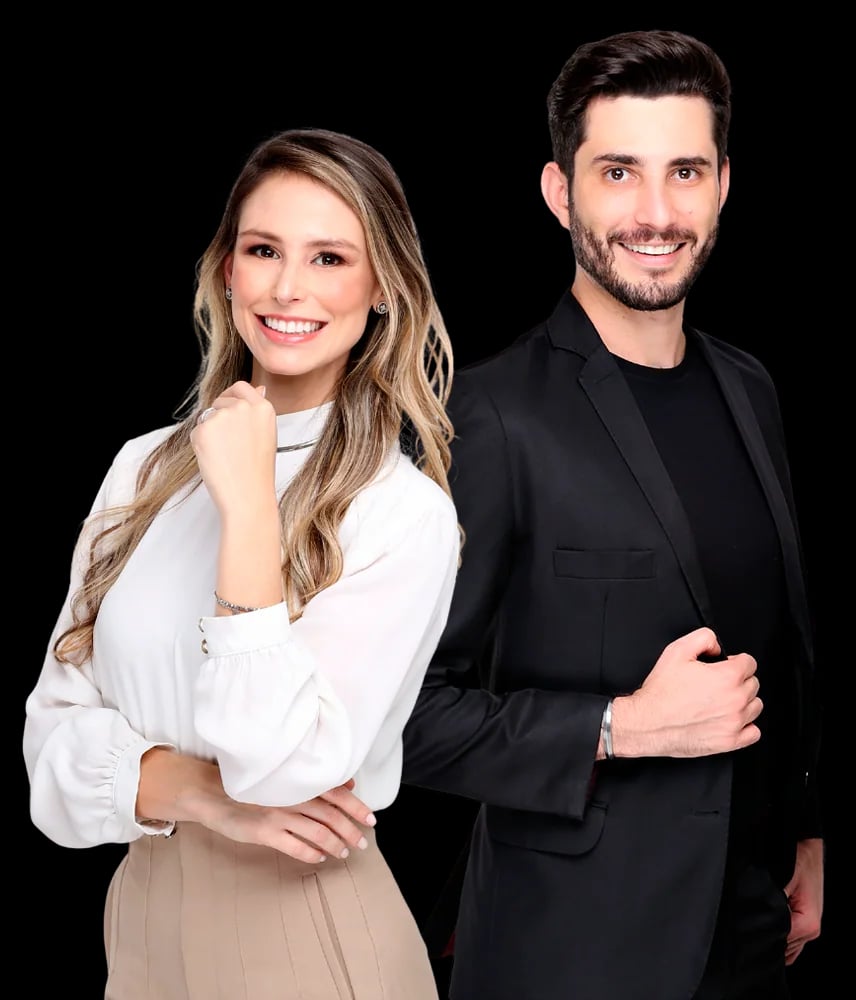 Dra. Yasmin Carvalho e Dr. Lucas Morais, médicos da Elvare, sorrindo lado a lado