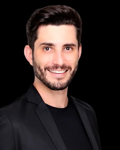 Dr. Lucas Morais, de blazer preto, sorrindo